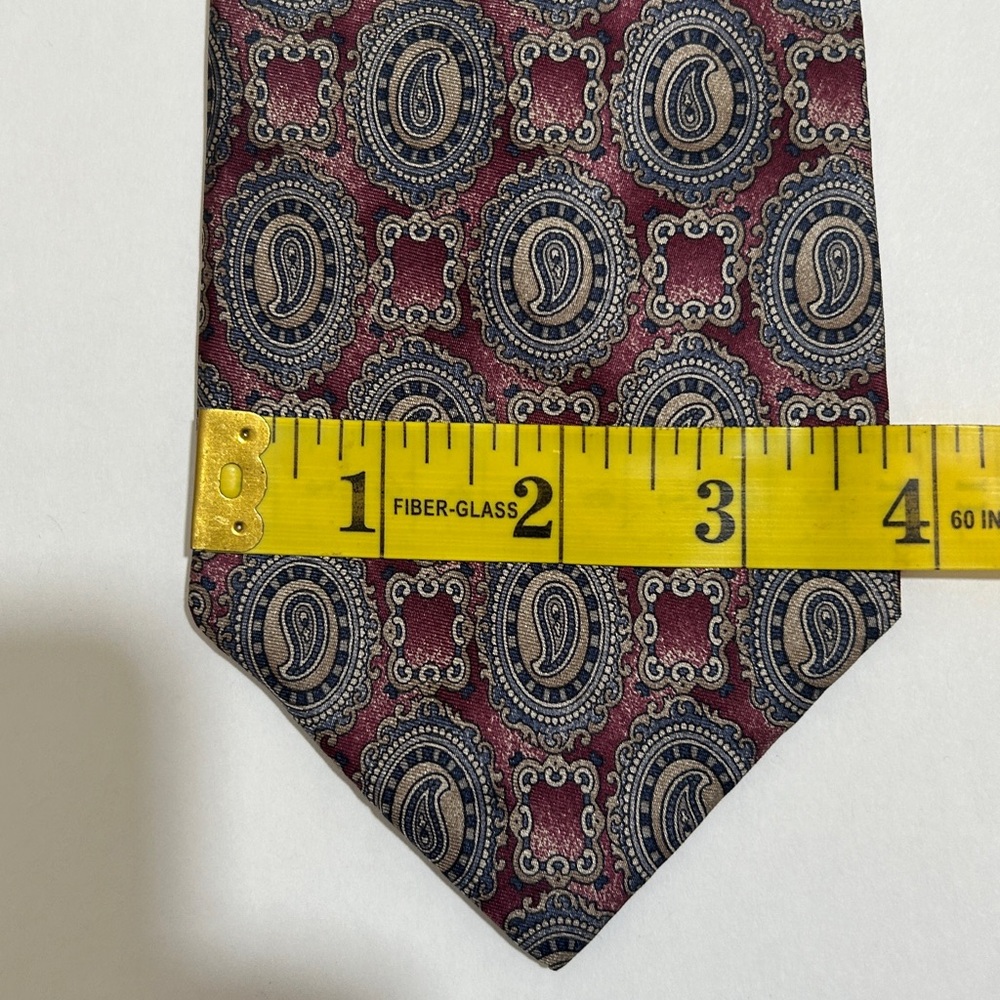 Johnny Carson vintage Elegant Paisley and Geometric Patterned Ties. Set of 2. - Picture 4 of 10